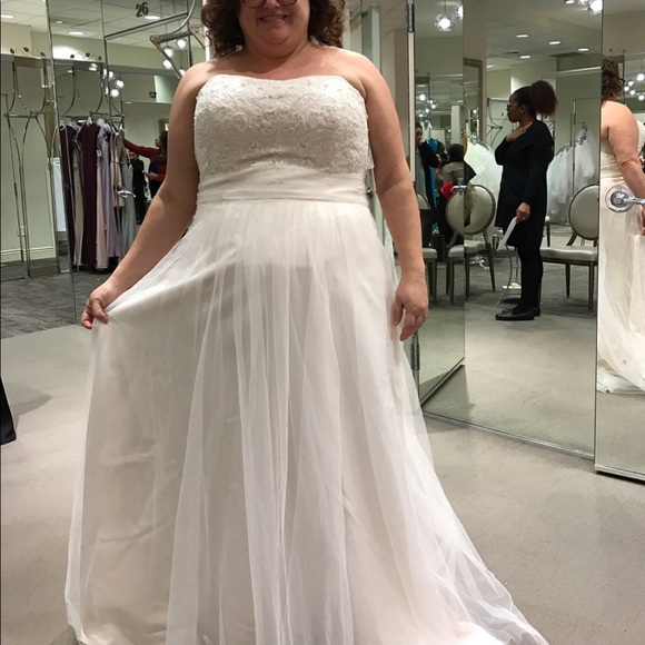 Ivory/champagne Wedding Dress with bustled train. - Picture 4 of 8